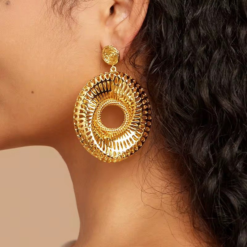 BOLD DANGLING EARINGS